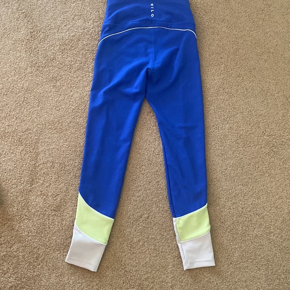 Wilo 2 piece Sports Bra and Leggings - Picture 6 of 8